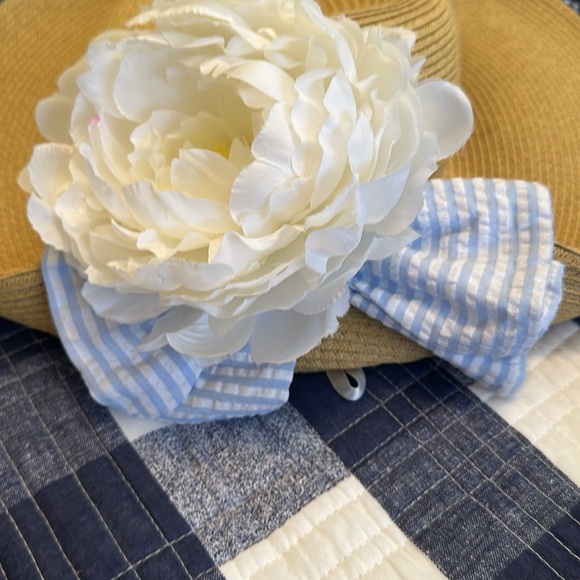 Vineyard Vines Tan Hat with White Floral Accent, one size, cottagecore - Picture 2 of 16